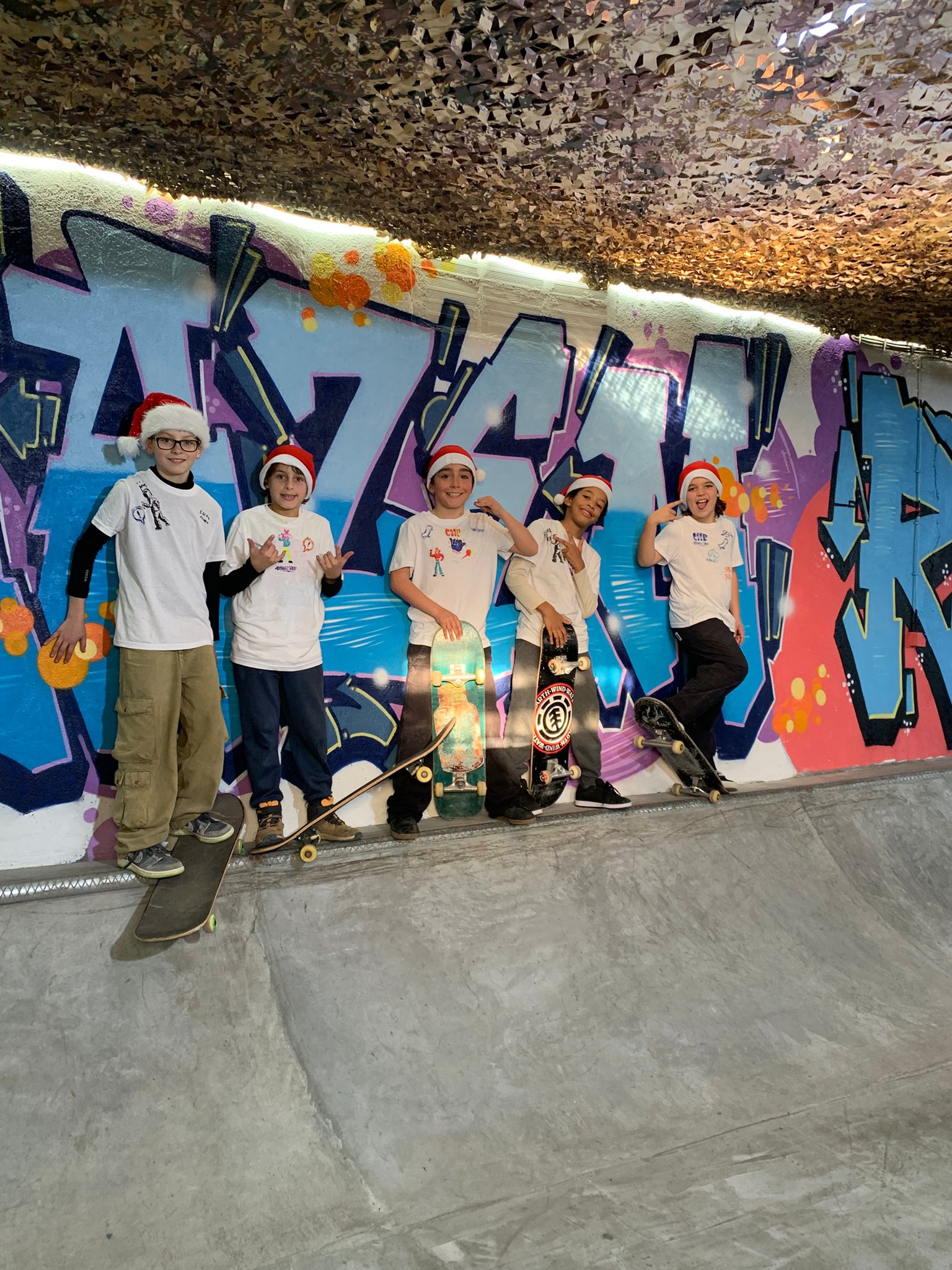 Grupo a celebrar aniversário com skate