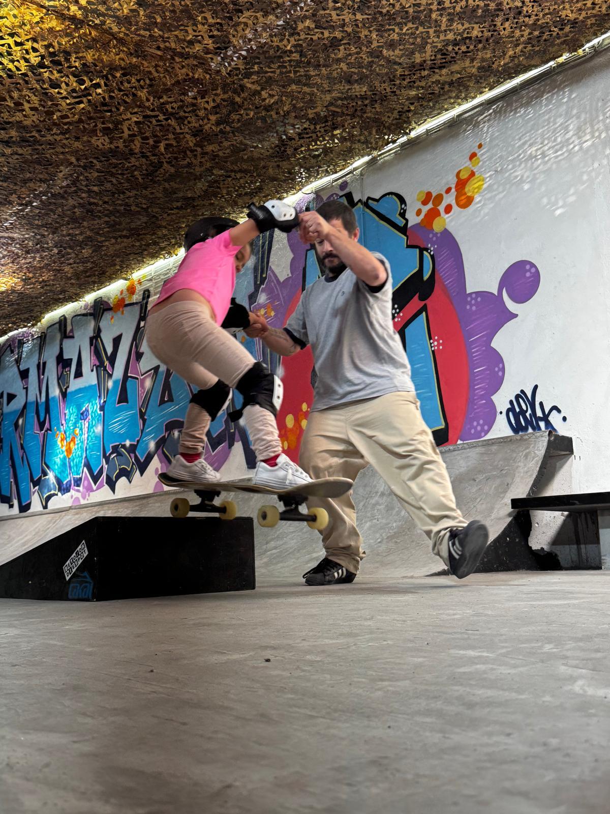 Aluno a aprender skate com professor